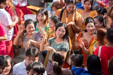Tayland 'ın Nonthaburi ilindeki Ko Kret Adası' ndaki Wat Phai Lom Tapınak Festivali 'nde insanlar. Tayland, Pak Kret, 10 Kasım 2024