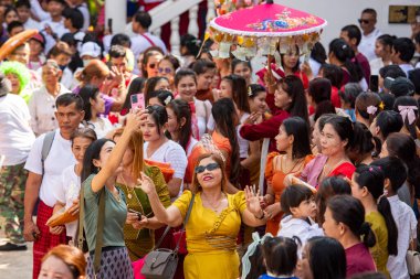 Tayland 'ın Nonthaburi ilindeki Ko Kret Adası' ndaki Wat Phai Lom Tapınak Festivali 'nde insanlar. Tayland, Pak Kret, 10 Kasım 2024
