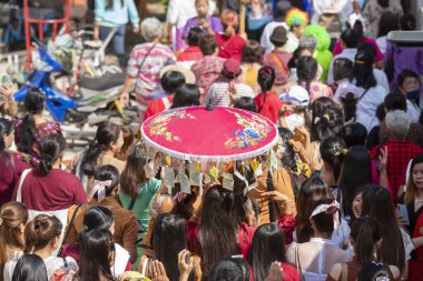 Tayland 'ın Nonthaburi ilindeki Ko Kret Adası' ndaki Wat Phai Lom Tapınak Festivali 'nde insanlar. Tayland, Pak Kret, 10 Kasım 2024