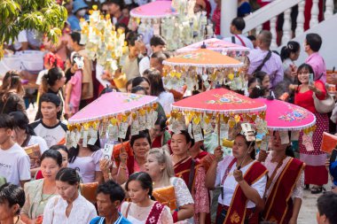 Tayland 'ın Nonthaburi ilindeki Ko Kret Adası' ndaki Wat Phai Lom Tapınak Festivali 'nde insanlar. Tayland, Pak Kret, 10 Kasım 2024