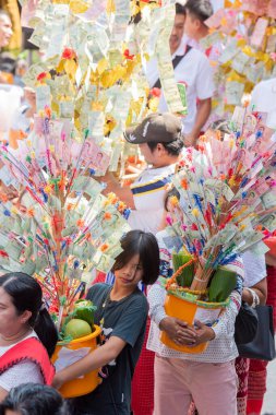 Tayland 'ın Nonthaburi ilindeki Ko Kret Adası' ndaki Wat Phai Lom Tapınak Festivali 'nde insanlar. Tayland, Pak Kret, 10 Kasım 2024