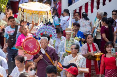 Tayland 'ın Nonthaburi ilindeki Ko Kret Adası' ndaki Wat Phai Lom Tapınak Festivali 'nde insanlar. Tayland, Pak Kret, 10 Kasım 2024