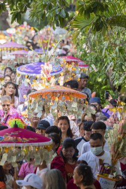 Tayland 'ın Nonthaburi ilindeki Ko Kret Adası' ndaki Wat Phai Lom Tapınak Festivali 'nde insanlar. Tayland, Pak Kret, 10 Kasım 2024