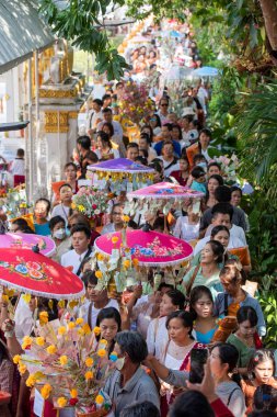 Tayland 'ın Nonthaburi ilindeki Ko Kret Adası' ndaki Wat Phai Lom Tapınak Festivali 'nde insanlar. Tayland, Pak Kret, 10 Kasım 2024
