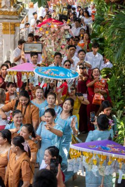 Tayland 'ın Nonthaburi ilindeki Ko Kret Adası' ndaki Wat Phai Lom Tapınak Festivali 'nde insanlar. Tayland, Pak Kret, 10 Kasım 2024