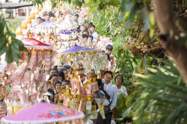 Tayland 'ın Nonthaburi ilindeki Ko Kret Adası' ndaki Wat Phai Lom Tapınak Festivali 'nde insanlar. Tayland, Pak Kret, 10 Kasım 2024