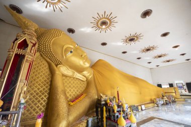Tayland 'ın Nonthaburi ilindeki Pak Kret şehrindeki Wat Klang' da uzanan Buda, 9 Kasım 2024