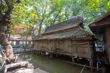 Tayland, Tayland 'ın Nonthaburi ilindeki Pak Kret şehrindeki Wat Klang' daki eski Wood Temple, 9 Kasım 2024