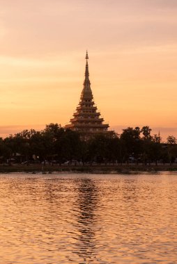 Phra Mahathat Kaen Nakhon Buen Kaen Nakhon Gölü, Tayland 'da Khon Kaen ili. Tayland, Khon Kaen, 7 Aralık 2024