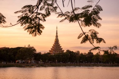 Phra Mahathat Kaen Nakhon Buen Kaen Nakhon Gölü, Tayland 'da Khon Kaen ili. Tayland, Khon Kaen, 7 Aralık 2024