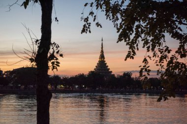 Phra Mahathat Kaen Nakhon Buen Kaen Nakhon Gölü, Tayland 'da Khon Kaen ili. Tayland, Khon Kaen, 7 Aralık 2024