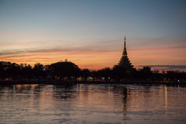 Phra Mahathat Kaen Nakhon Buen Kaen Nakhon Gölü, Tayland 'da Khon Kaen ili. Tayland, Khon Kaen, 7 Aralık 2024