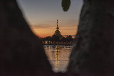 Phra Mahathat Kaen Nakhon Buen Kaen Nakhon Gölü, Tayland 'da Khon Kaen ili. Tayland, Khon Kaen, 7 Aralık 2024