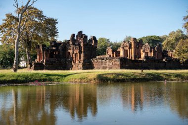 Tayland 'ın Khon Kaen ilindeki Prasat Puay Noi Tapınağı kalıntıları. Tayland, Khon Kaen, 8 Aralık 2024