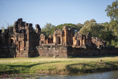Tayland 'ın Khon Kaen ilindeki Prasat Puay Noi Tapınağı kalıntıları. Tayland, Khon Kaen, 8 Aralık 2024