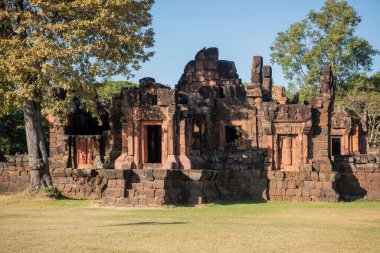 Tayland 'ın Khon Kaen ilindeki Prasat Puay Noi Tapınağı kalıntıları. Tayland, Khon Kaen, 8 Aralık 2024