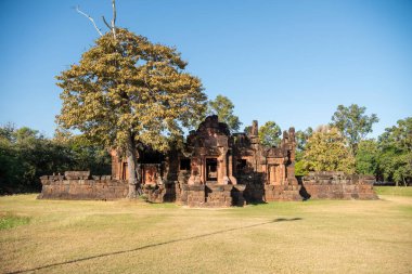Tayland 'ın Khon Kaen ilindeki Prasat Puay Noi Tapınağı kalıntıları. Tayland, Khon Kaen, 8 Aralık 2024