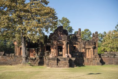 Tayland 'ın Khon Kaen ilindeki Prasat Puay Noi Tapınağı kalıntıları. Tayland, Khon Kaen, 8 Aralık 2024