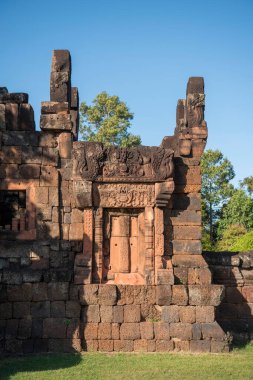 Tayland 'ın Khon Kaen ilindeki Prasat Puay Noi Tapınağı kalıntıları. Tayland, Khon Kaen, 8 Aralık 2024