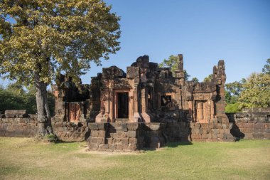 Tayland 'ın Khon Kaen ilindeki Prasat Puay Noi Tapınağı kalıntıları. Tayland, Khon Kaen, 8 Aralık 2024