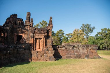 Tayland 'ın Khon Kaen ilindeki Prasat Puay Noi Tapınağı kalıntıları. Tayland, Khon Kaen, 8 Aralık 2024