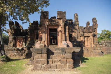 Tayland 'ın Khon Kaen ilindeki Prasat Puay Noi Tapınağı kalıntıları. Tayland, Khon Kaen, 8 Aralık 2024