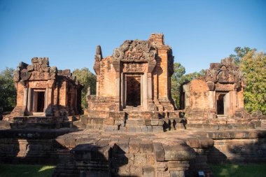 Tayland 'ın Khon Kaen ilindeki Prasat Puay Noi Tapınağı kalıntıları. Tayland, Khon Kaen, 8 Aralık 2024