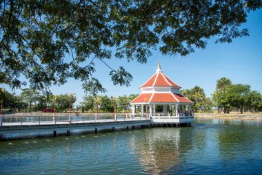 Tayland 'ın Khon Kaen ilindeki Wat Phrathat Kham Kaen' e park et. Tayland, Khon Kaen, 8 Aralık 2024