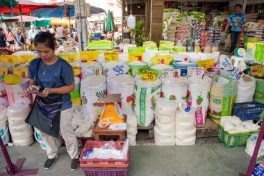 Pirinç, Tayland 'ın Khon Kaen ilindeki Belediye Taze Pazarı' nda ve Khon Kaen ilinde. Tayland, Khon Kaen, 4 Aralık 2024