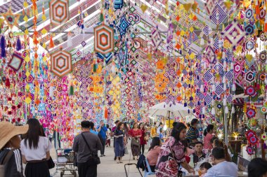 Tayland 'ın Khon Kaen ilinin İpek Fuarı' nda renkli bir cadde. Tayland, Khon Kaen, 4 Aralık 2024