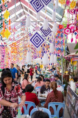 Tayland 'ın Khon Kaen ilinin İpek Fuarı' nda renkli bir cadde. Tayland, Khon Kaen, 4 Aralık 2024