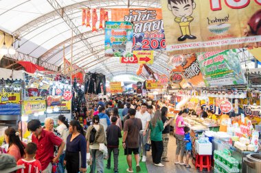 Tayland 'da Khon Kaen ilinin İpek Fuarı' nda Marketstreet. Tayland, Khon Kaen, 5 Aralık 2024