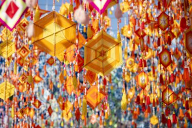 Tayland 'ın Khon Kaen ilinin İpek Fuarı' nda renkli bir cadde. Tayland, Khon Kaen, 5 Aralık 2024