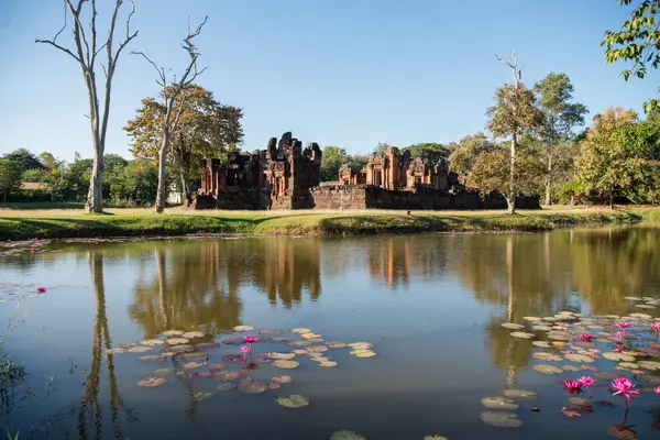 Tayland 'ın Khon Kaen ilindeki Prasat Puay Noi Tapınağı kalıntıları. Tayland, Khon Kaen, 8 Aralık 2024
