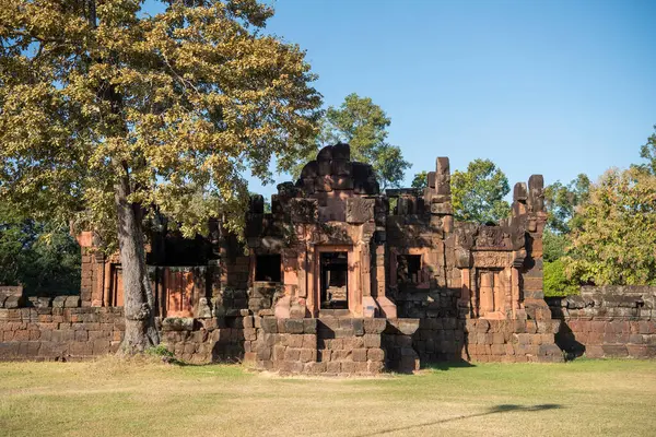 Tayland 'ın Khon Kaen ilindeki Prasat Puay Noi Tapınağı kalıntıları. Tayland, Khon Kaen, 8 Aralık 2024
