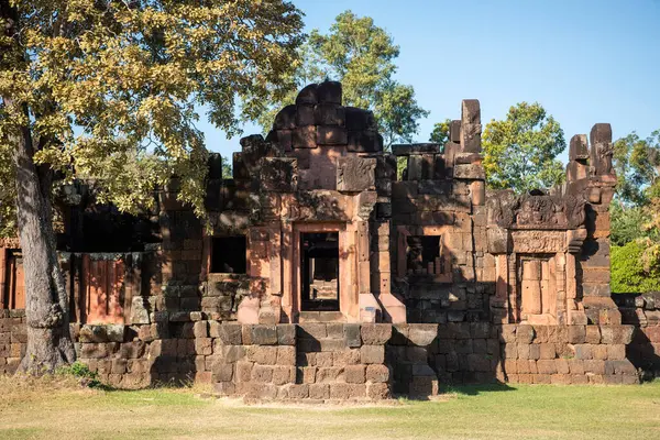 Tayland 'ın Khon Kaen ilindeki Prasat Puay Noi Tapınağı kalıntıları. Tayland, Khon Kaen, 8 Aralık 2024