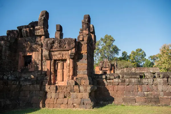 Tayland 'ın Khon Kaen ilindeki Prasat Puay Noi Tapınağı kalıntıları. Tayland, Khon Kaen, 8 Aralık 2024