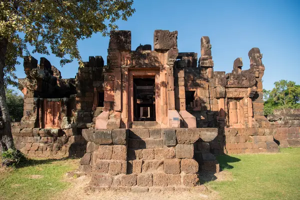 Tayland 'ın Khon Kaen ilindeki Prasat Puay Noi Tapınağı kalıntıları. Tayland, Khon Kaen, 8 Aralık 2024