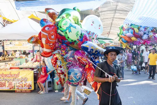 Tayland 'ın Khon Kaen ilinin İpek Fuarı' nda balon satıcısı. Tayland, Khon Kaen, 5 Aralık 2024