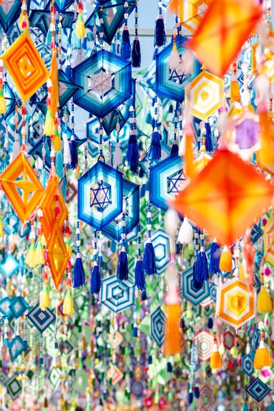 Tayland 'ın Khon Kaen ilinin İpek Fuarı' nda renkli bir cadde. Tayland, Khon Kaen, 5 Aralık 2024