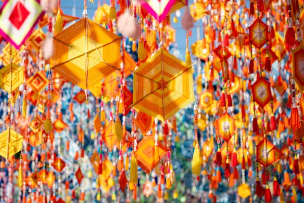 Tayland 'ın Khon Kaen ilinin İpek Fuarı' nda renkli bir cadde. Tayland, Khon Kaen, 5 Aralık 2024