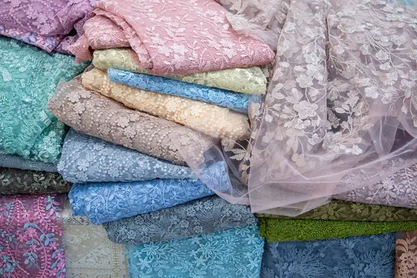 Tayland 'ın Khon Kaen ve Khon Kaen ilindeki İpek Fuarı' nda Tayland İpek Elbise Pazarı. Tayland, Khon Kaen, 5 Aralık 2024