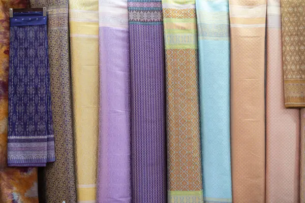 Tayland 'ın Khon Kaen ve Khon Kaen ilindeki İpek Fuarı' nda Tayland İpek Elbise Pazarı. Tayland, Khon Kaen, 5 Aralık 2024