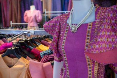 Tayland 'ın Khon Kaen ve Khon Kaen ilindeki İpek Fuarı' nda Tayland İpek Elbise Pazarı. Tayland, Khon Kaen, 5 Aralık 2024