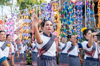 Tayland 'ın Khon Kaen ilinin İpek Fuarı' nda geleneksel Tayland Dansı. Tayland, Khon Kaen, 5 Aralık 2024