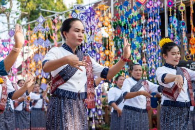 Tayland 'ın Khon Kaen ilinin İpek Fuarı' nda geleneksel Tayland Dansı. Tayland, Khon Kaen, 5 Aralık 2024