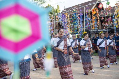 Tayland 'ın Khon Kaen ilinin İpek Fuarı' nda geleneksel Tayland Dansı. Tayland, Khon Kaen, 5 Aralık 2024