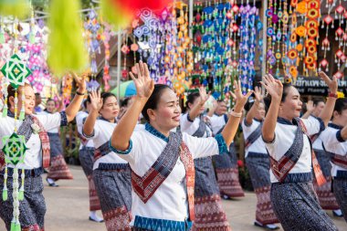 Tayland 'ın Khon Kaen ilinin İpek Fuarı' nda geleneksel Tayland Dansı. Tayland, Khon Kaen, 5 Aralık 2024