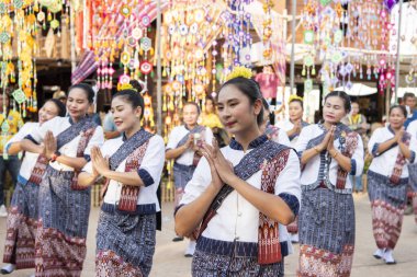Tayland 'ın Khon Kaen ilinin İpek Fuarı' nda geleneksel Tayland Dansı. Tayland, Khon Kaen, 5 Aralık 2024