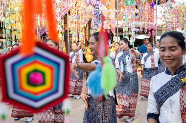 Tayland 'ın Khon Kaen ilinin İpek Fuarı' nda geleneksel Tayland Dansı. Tayland, Khon Kaen, 5 Aralık 2024